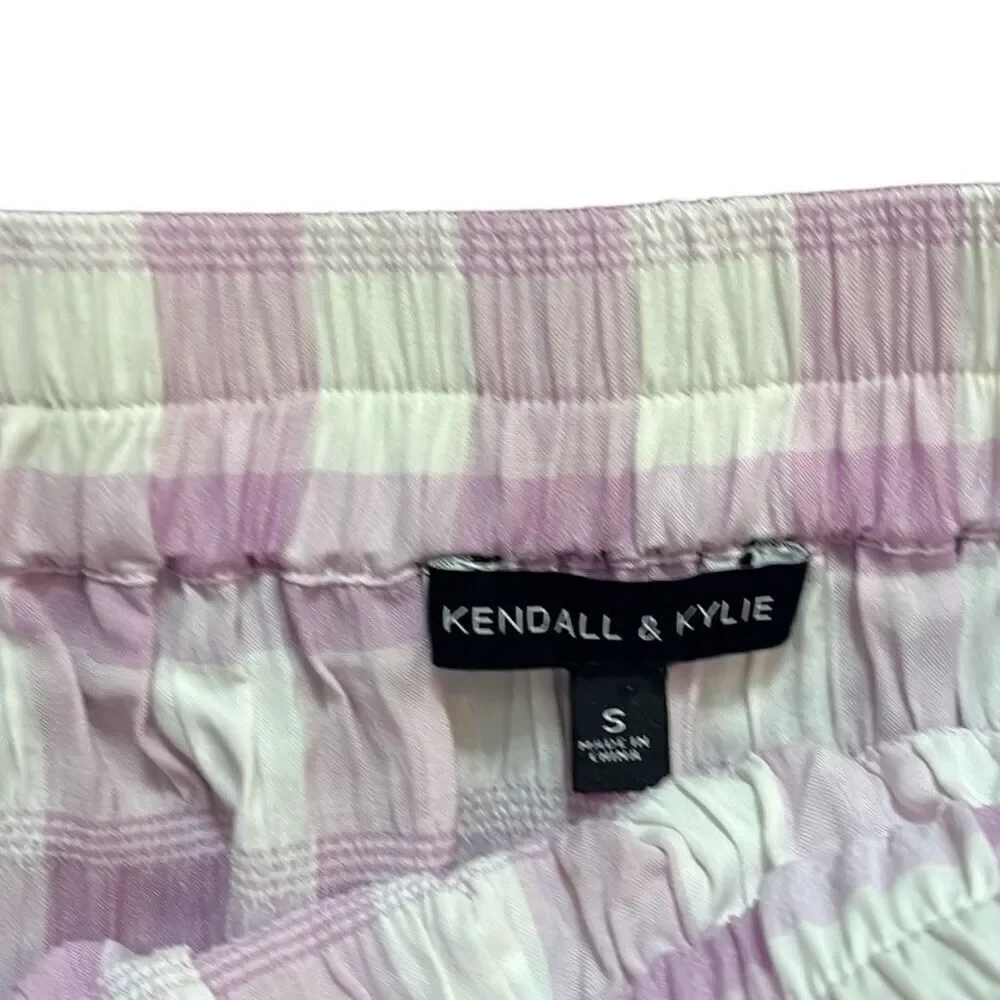 Kendall and Kylie pull on mini skirt size small